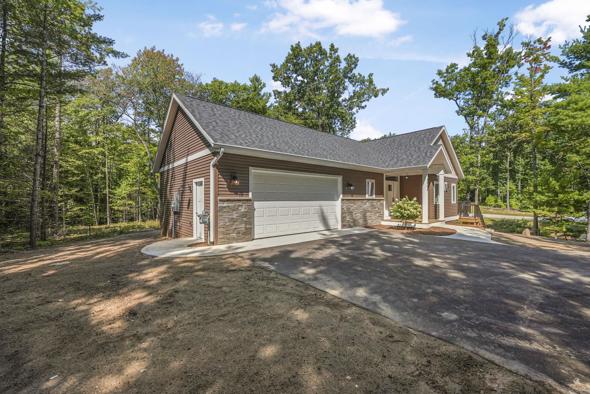 2266 Arbutus Ridge Drive Traverse City, MI 49696 - Photo 32 of 39