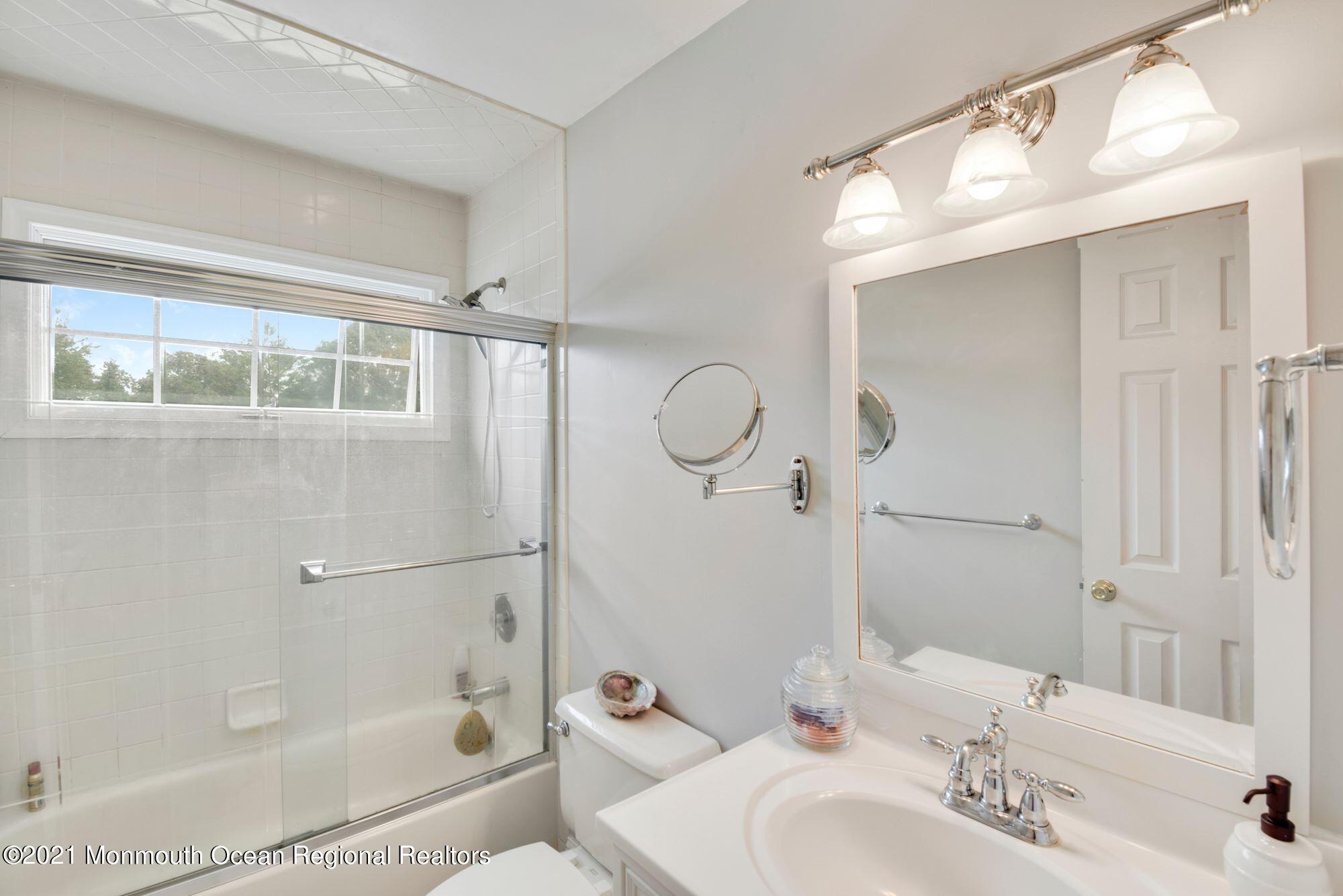 20 Highland Ridge Road Manalapan, NJ 07726 - Photo 27 of 35 Full bath