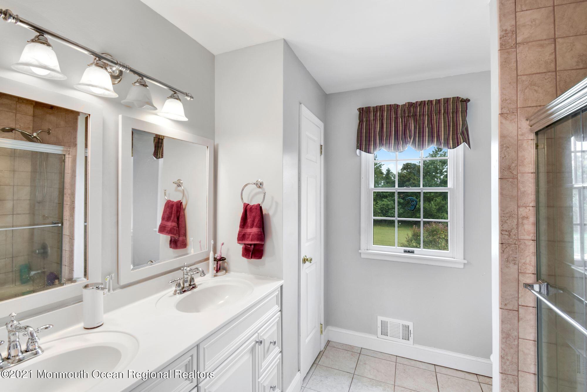 20 Highland Ridge Road Manalapan, NJ 07726 - Photo 28 of 35 Hall bath