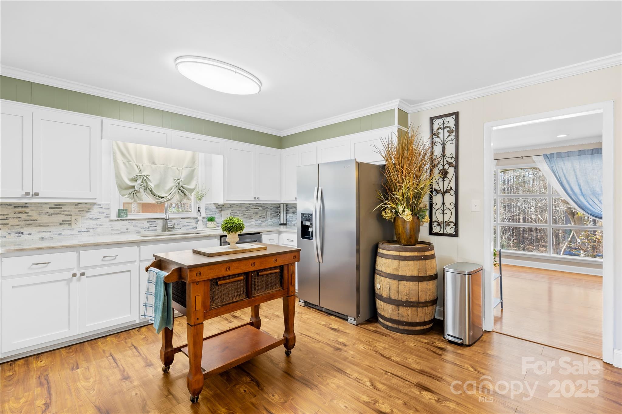 827 Lakeside Circle Lancaster, SC 29720 - Photo 10 of 31 a kitchen with a table and chairs in it