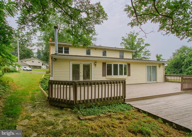 a view of a garden with lawn chairs