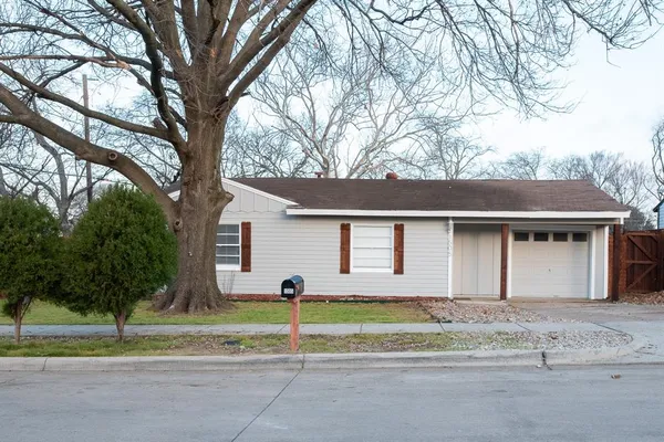$1,800 | 1505 Arbor Lane, Arlington, TX 76010