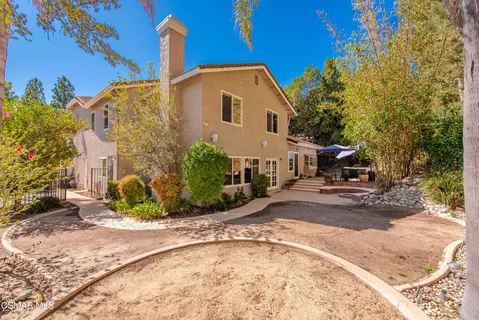 a view of a house with backyard