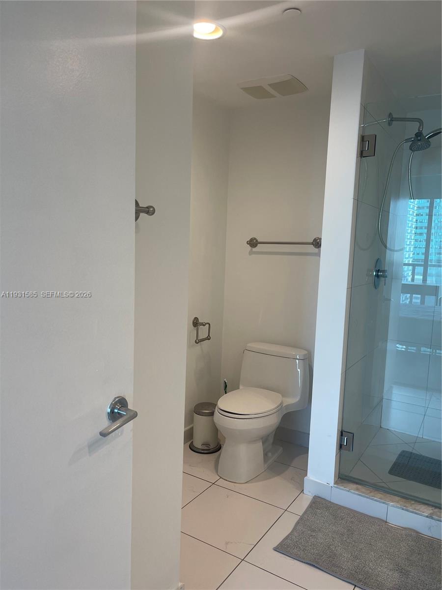500 Brickell Avenue, Unit 3105 Miami, FL 33131 - Photo 31 of 33 Second bathroom