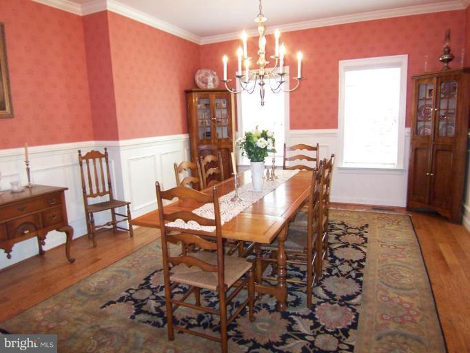 311 Riley Street Falls Church, VA 22046 - Photo 3 of 29 Extra large Dining Room.