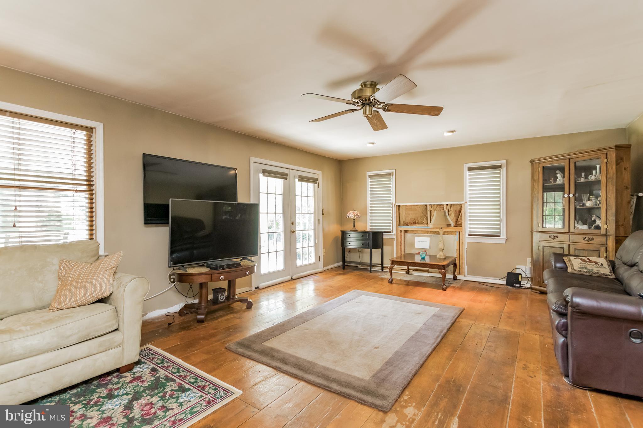 860 Gilbert Road Aberdeen, MD 21001 - Photo 5 of 27 Living Room