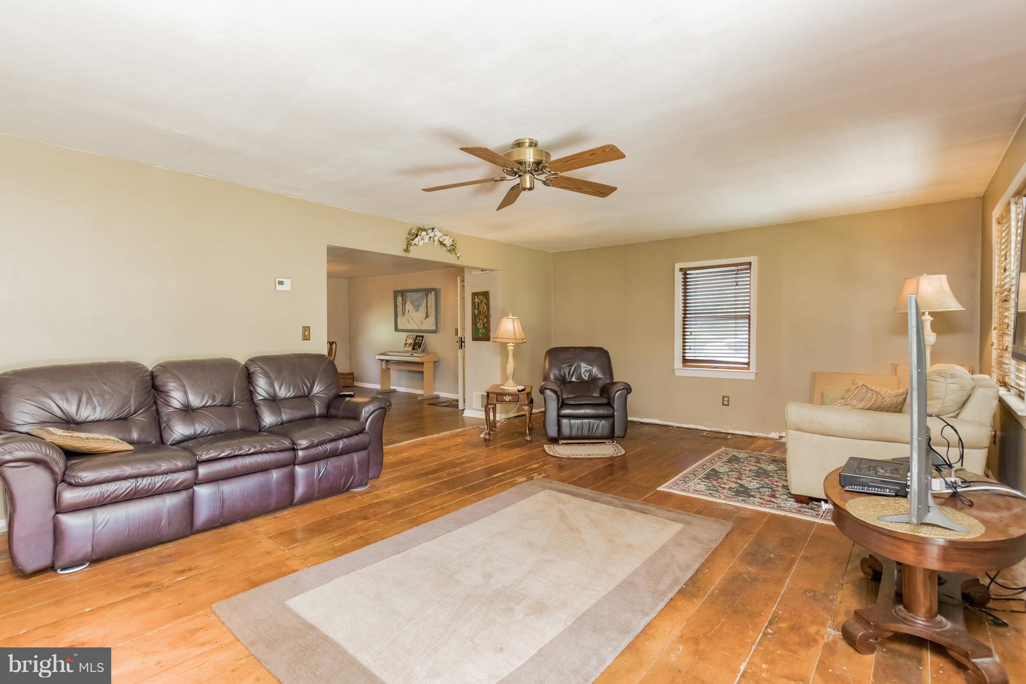 860 Gilbert Road Aberdeen, MD 21001 - Photo 7 of 27 Living Room