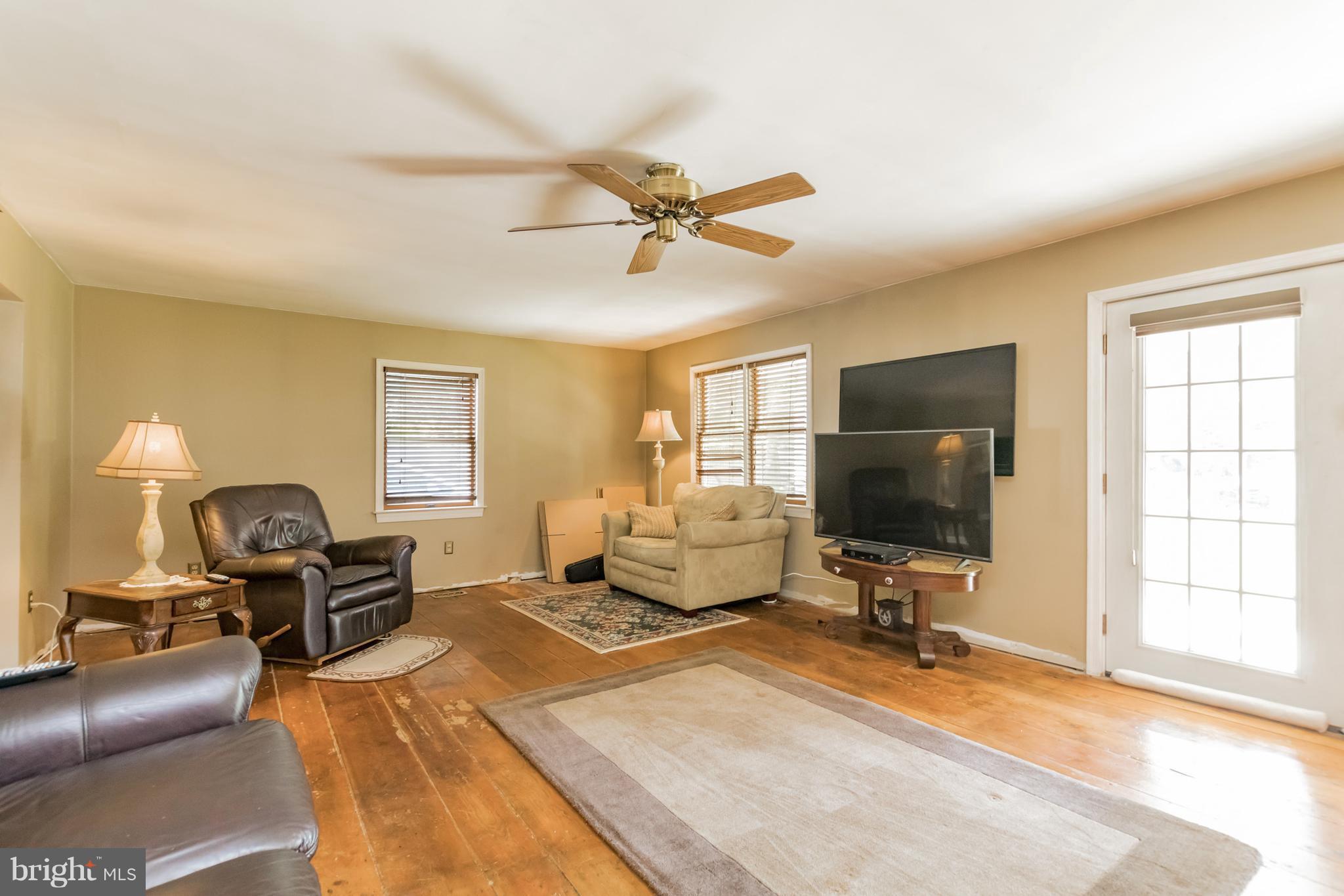 860 Gilbert Road Aberdeen, MD 21001 - Photo 8 of 27 Living Room