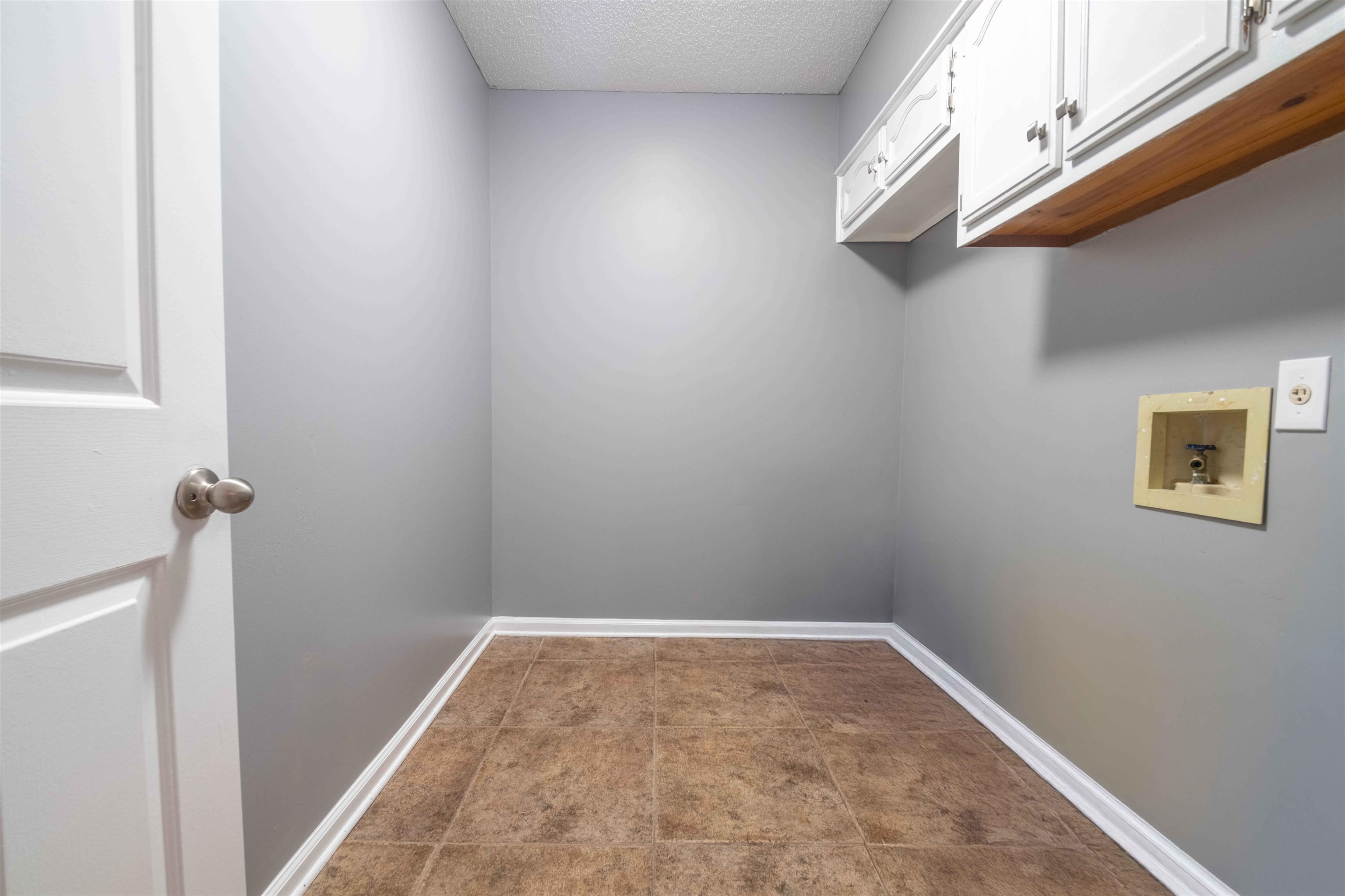 2630 Davies Plantation Road Memphis, TN 38016 - Photo 26 of 37 Laundry room with washer hookup, cabinet space, and a textured ceiling