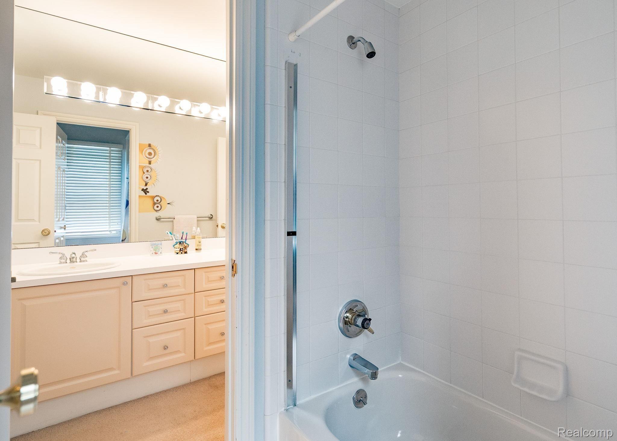 3960 Oak Pointe Court Rochester, MI 48306 - Photo 34 of 55 43-web-or-mls-3960-Oak-Pointe-Ct-43.jpg
