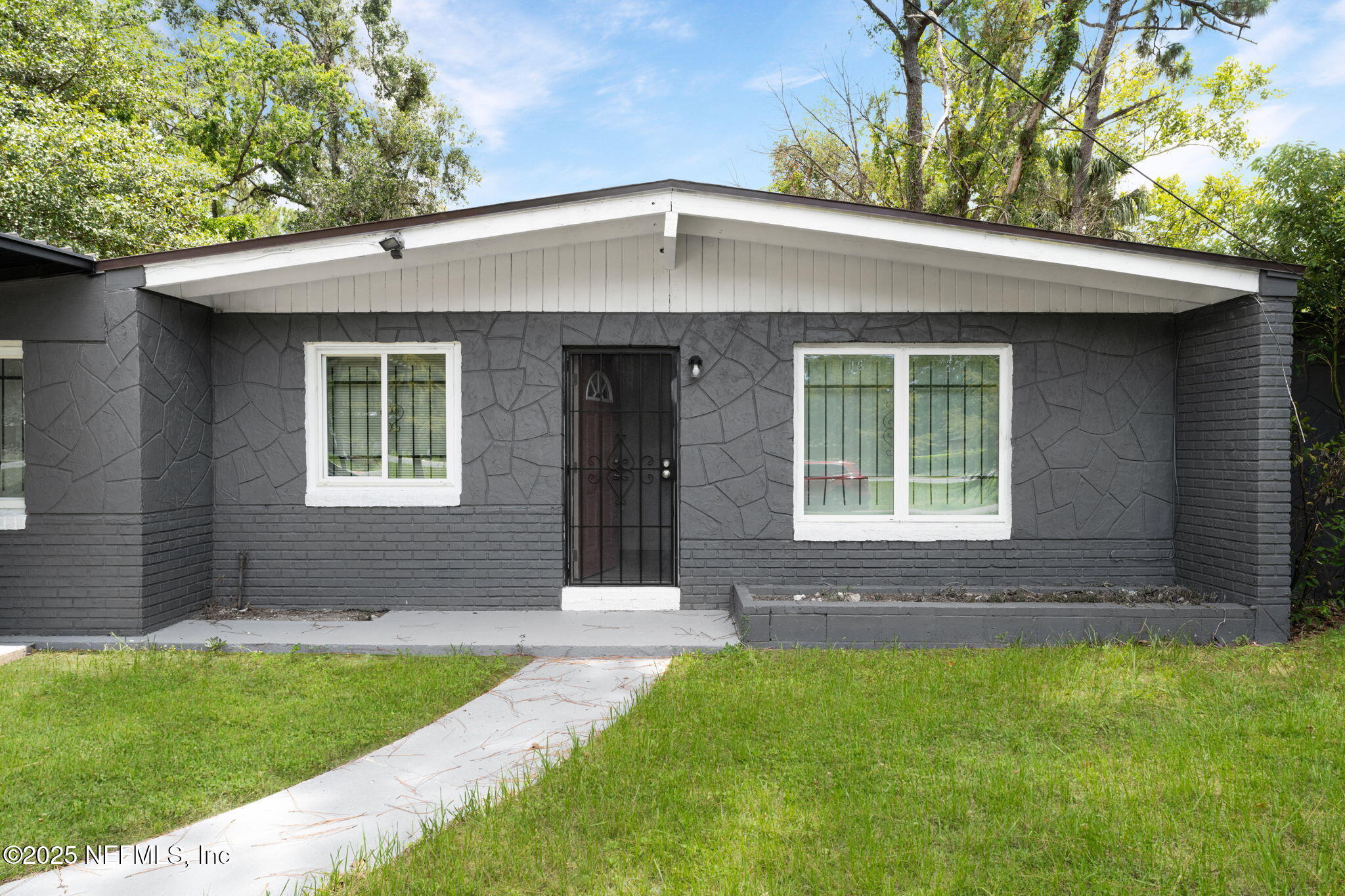9155 Sibbald Road Jacksonville, FL 32208 - Photo 3 of 22 a front view of a house with garden