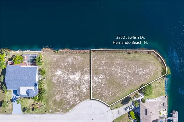 a sign that is on the wall of a building