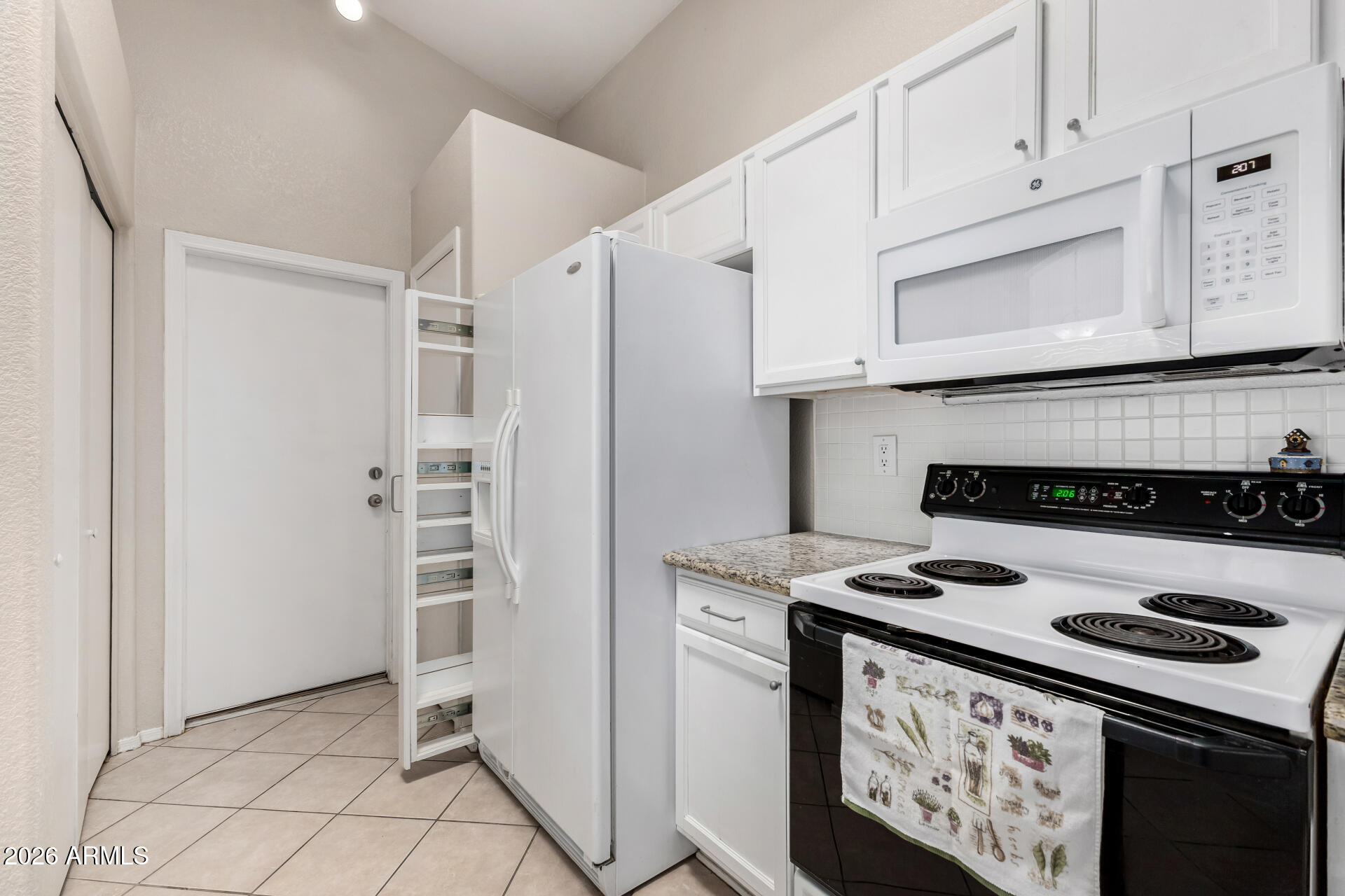 79 West Gail Drive Gilbert, AZ 85233 - Photo 20 of 37 Kitchen, pull-out pantry appliances