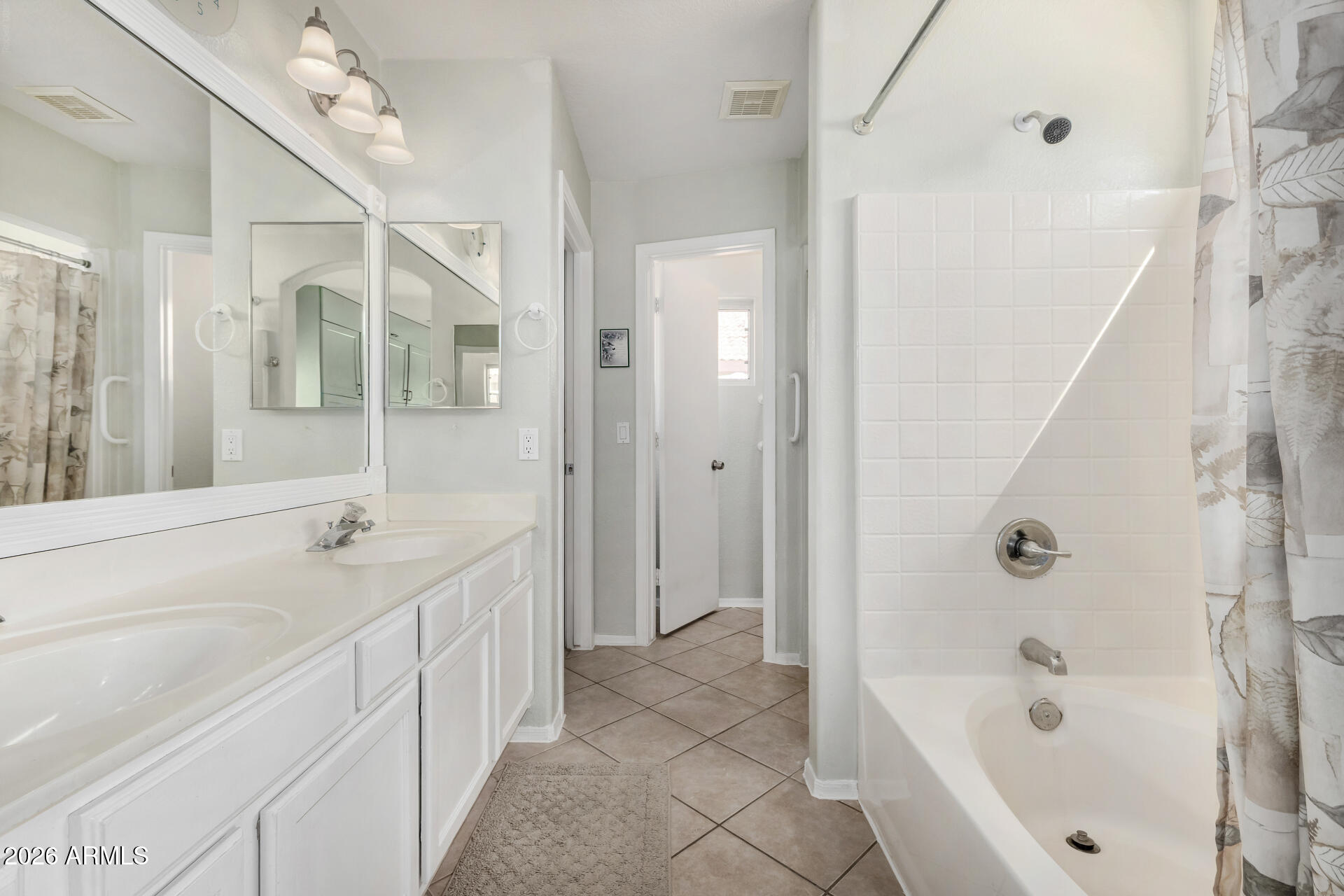 79 West Gail Drive Gilbert, AZ 85233 - Photo 5 of 37 Primary bath, double vanity tub