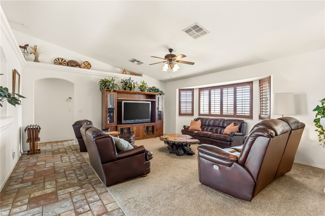 2205 East Cactus Wren Road Kingman, AZ 86409 - Photo 12 of 68 Living Room