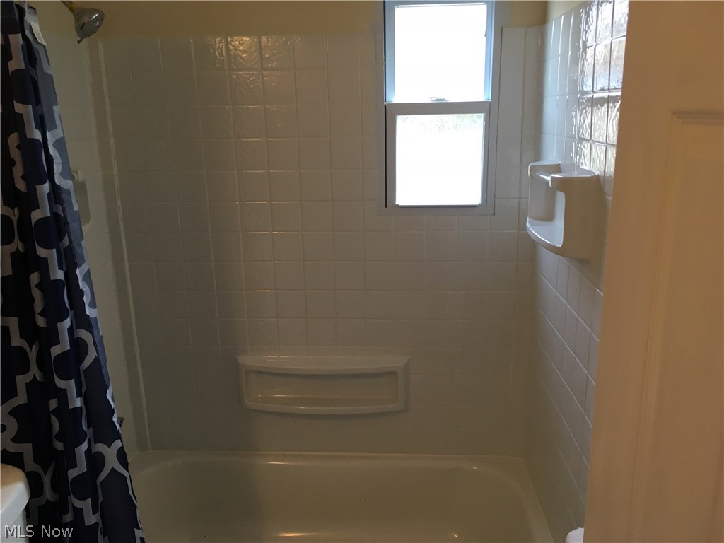 4307 Roadoan Road Brooklyn, OH 44144 - Photo 6 of 20 Tub & Tub surround