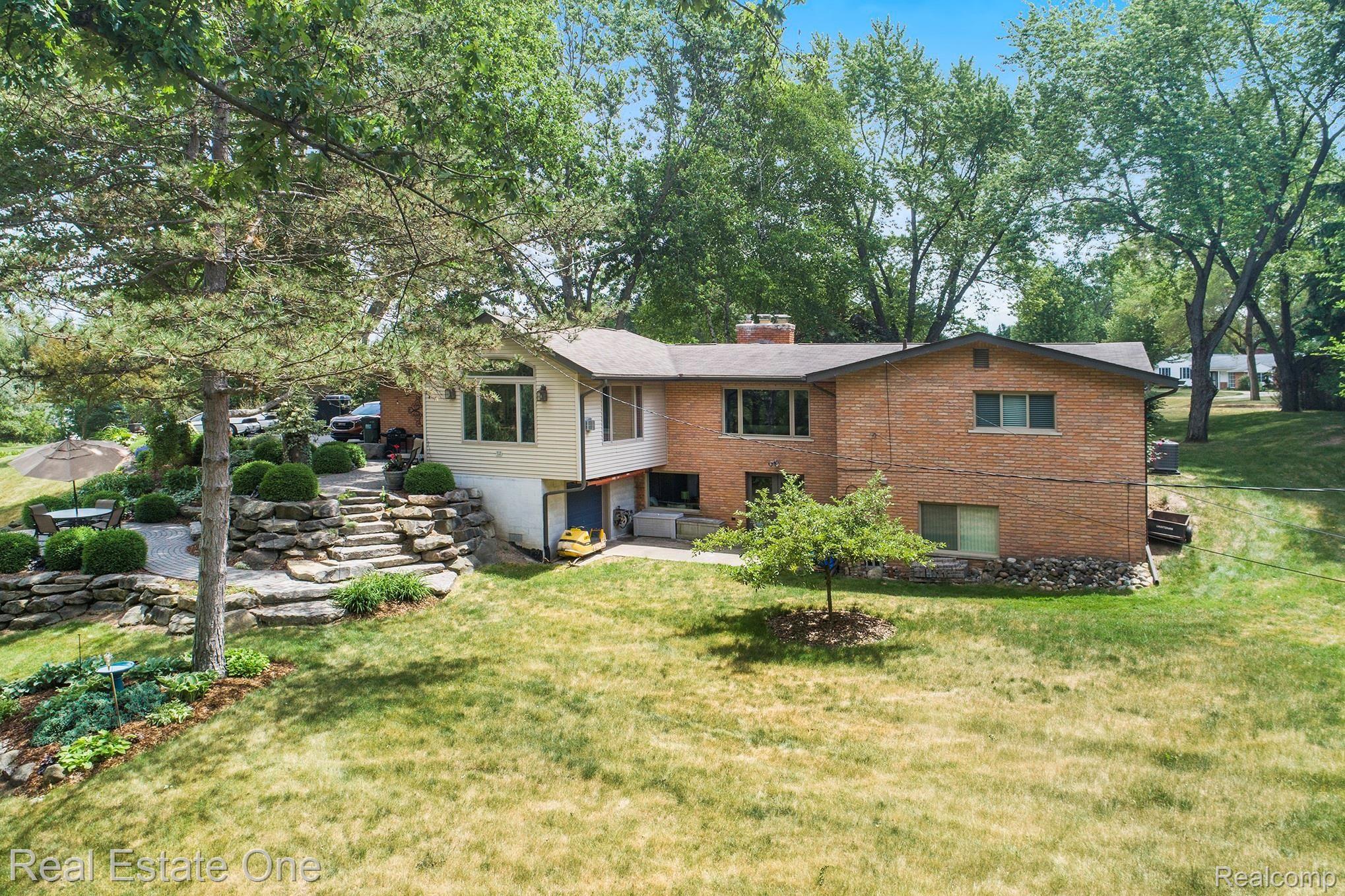 865 Viewland Drive Rochester, MI 48309 - Photo 7 of 90 DJI_0646.jpg