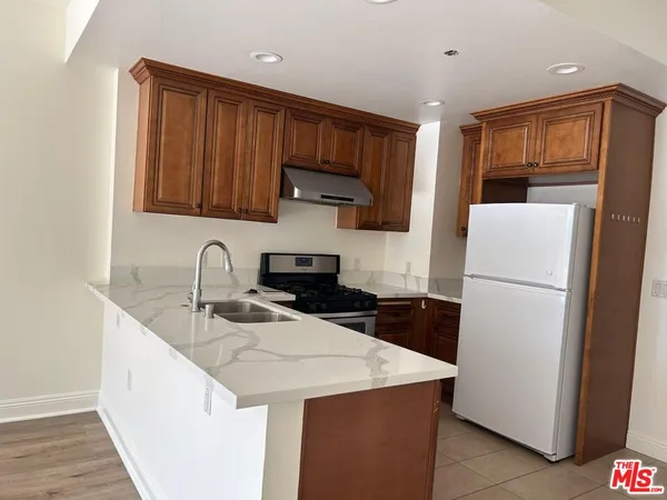 $3,100 | 345 South Gramercy Place, Unit 210, Los Angeles, CA 90020