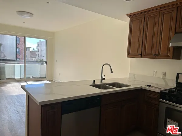 $3,100 | 345 South Gramercy Place, Unit 210, Los Angeles, CA 90020