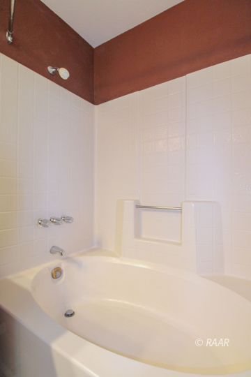 636 Heather Court Ridgecrest, CA 93555 - Photo 27 of 33 a bathroom with a bathtub