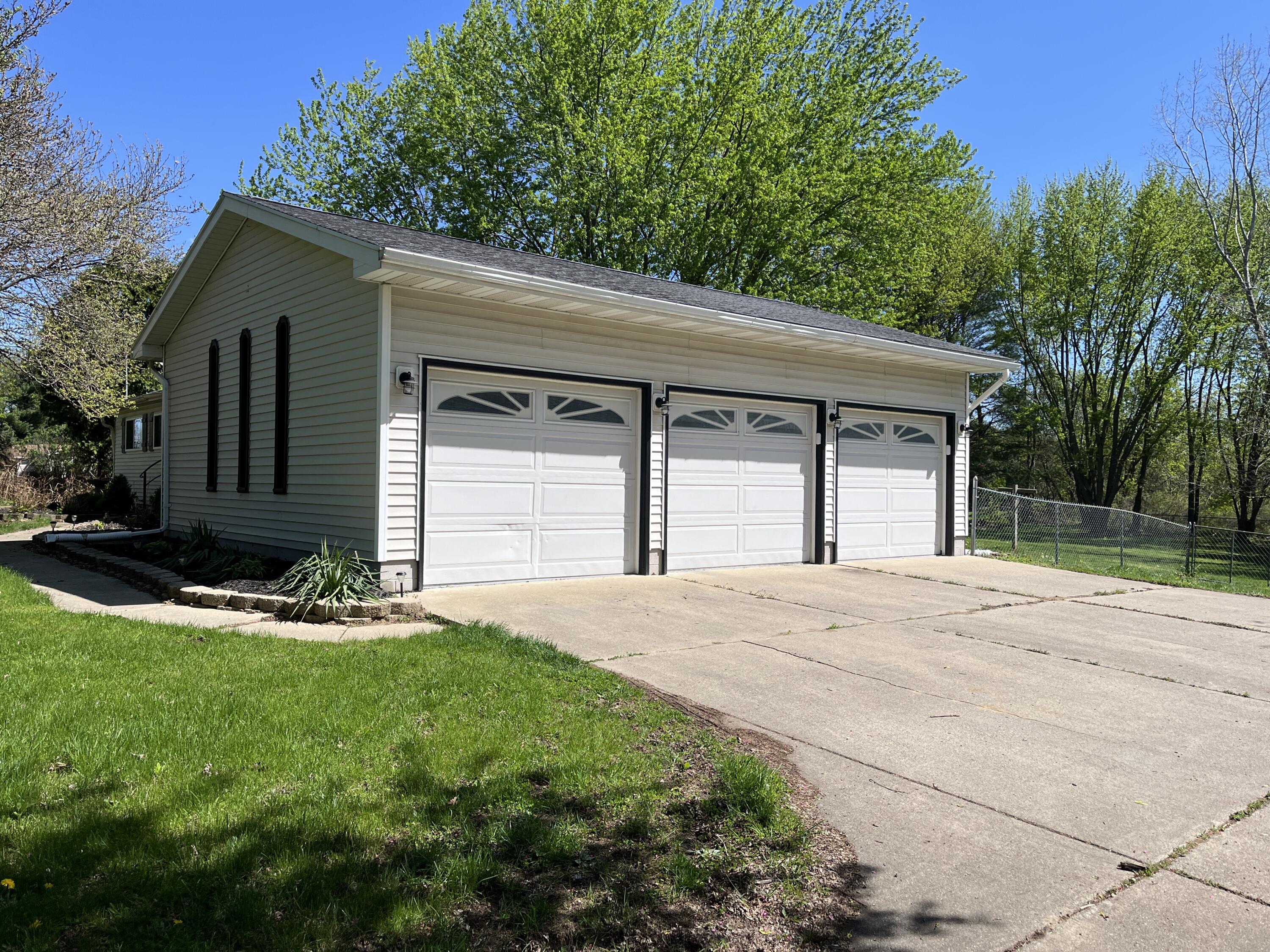 5717 Bennett Road Jackson, MI 49201 - Photo 2 of 30 IMG_2027