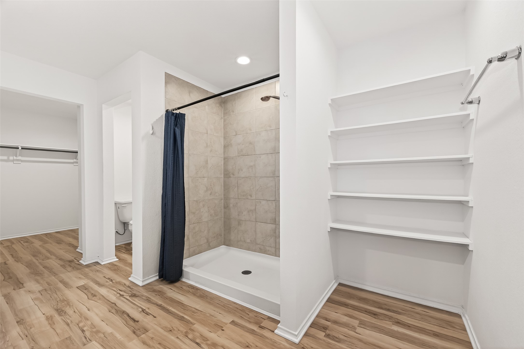 21522 Violet Ridge Road Katy, TX 77449 - Photo 29 of 39 Over-sized shower and LOTS of storage!