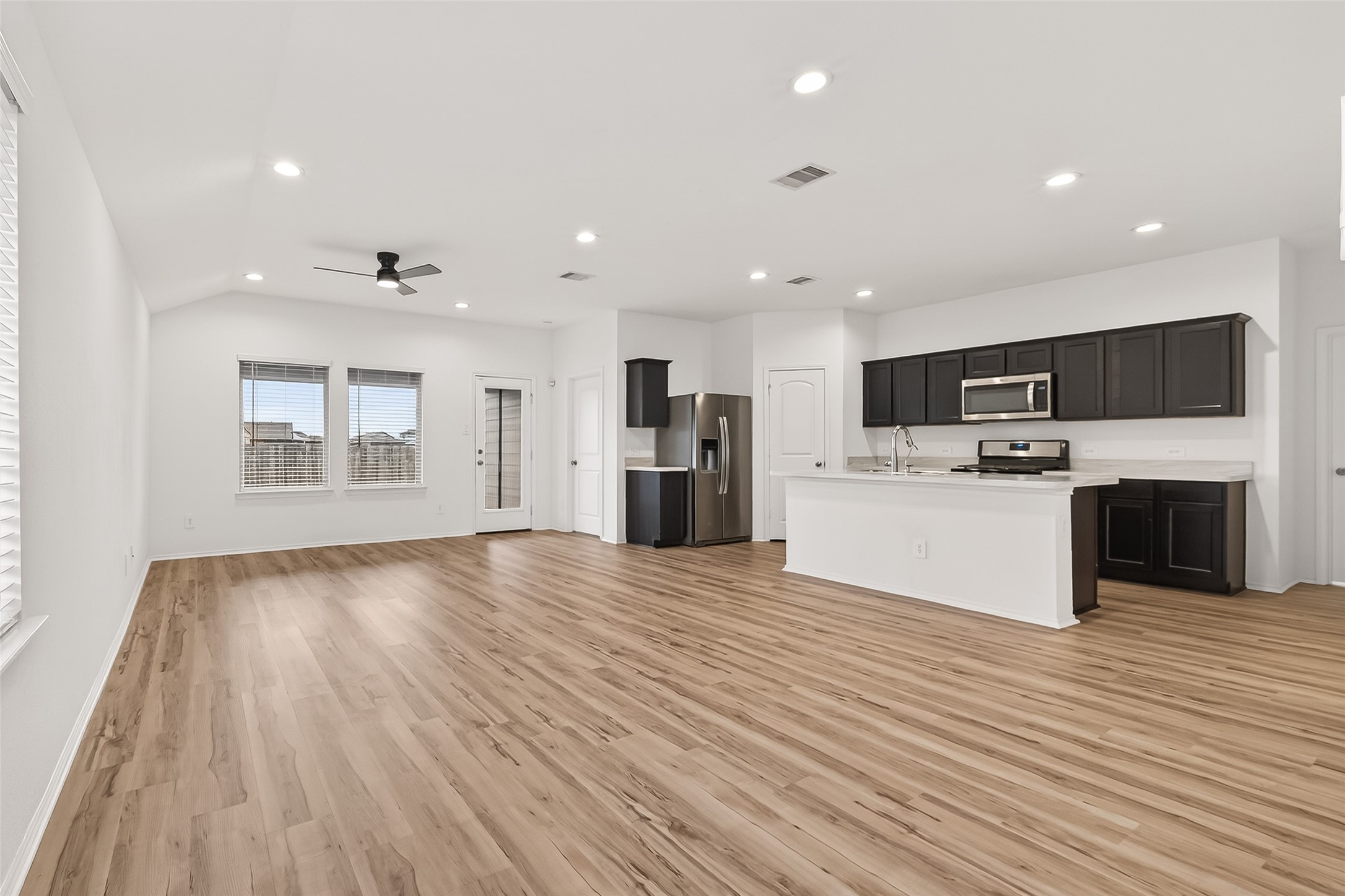 21522 Violet Ridge Road Katy, TX 77449 - Photo 7 of 39 The expansive family room opens up off the foyer for maximum entertaing space!