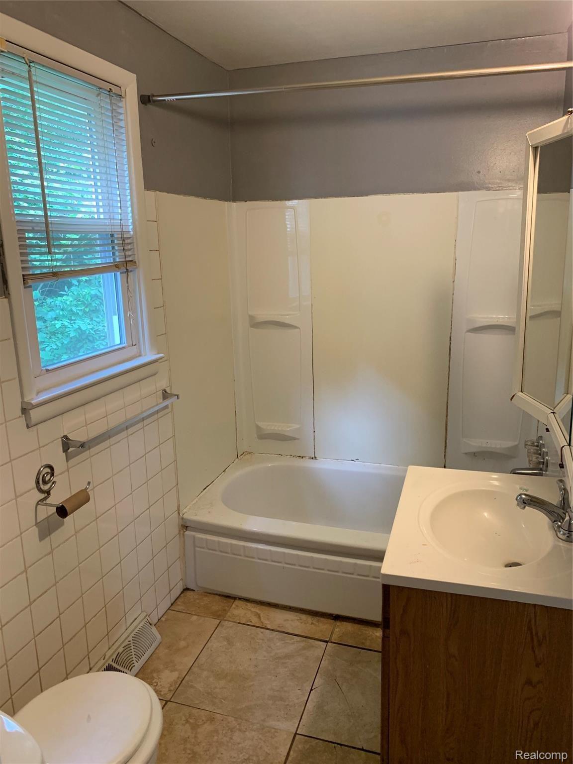 5493 Elms Road Flushing, MI 48433 - Photo 6 of 10 64727349105__0AE835A2-5AA6-4B6C-BEF1-0DDFD61E7C8D.jpeg