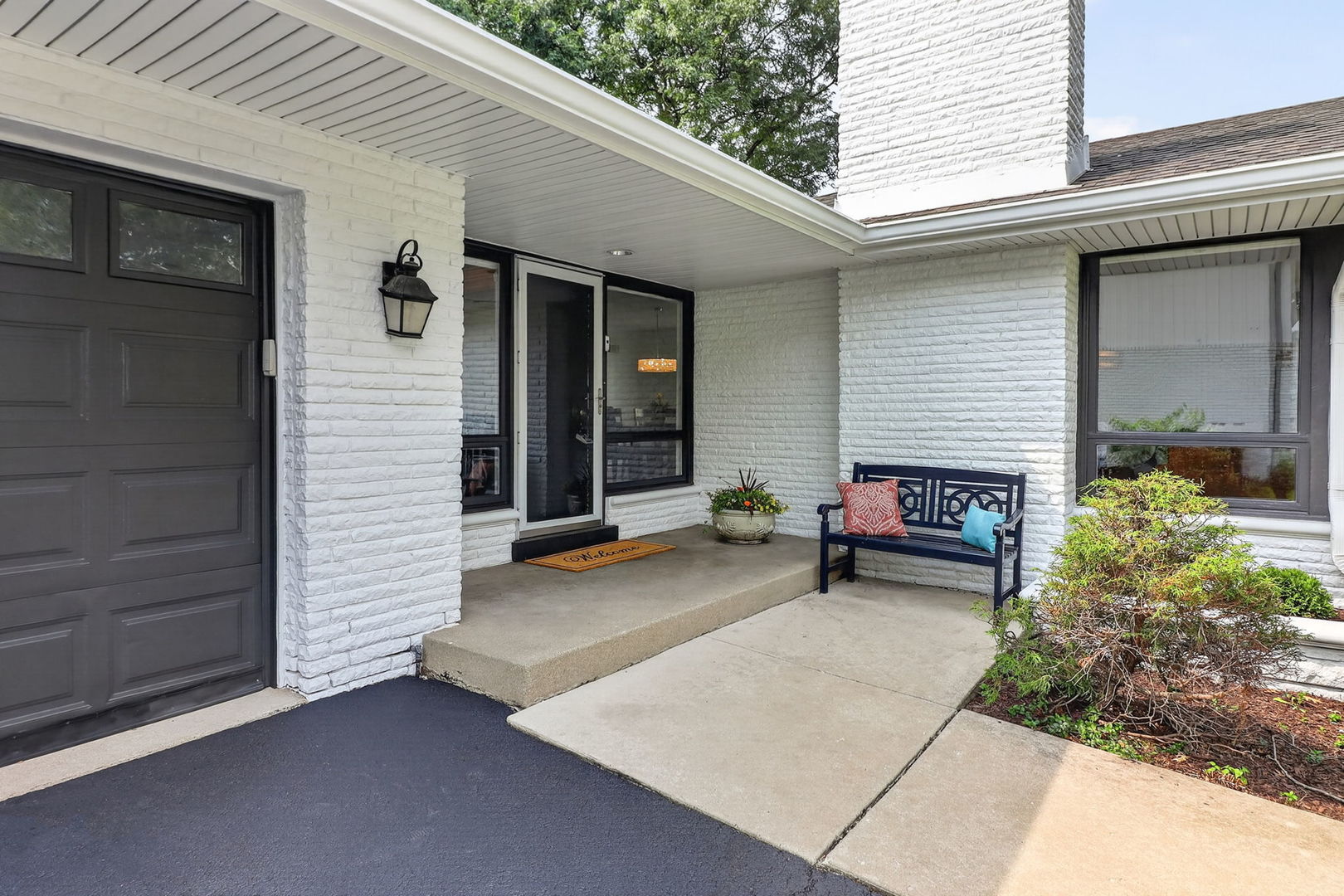 282 Stonegate Road Clarendon Hills, IL 60514 - Photo 2 of 24 Gallery Image 2