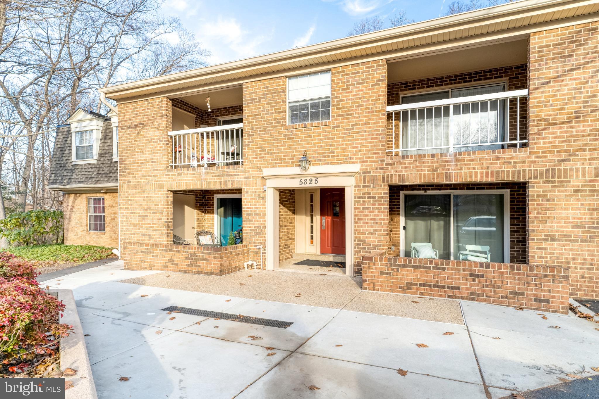 Charming brick condo surrounds by nature!.