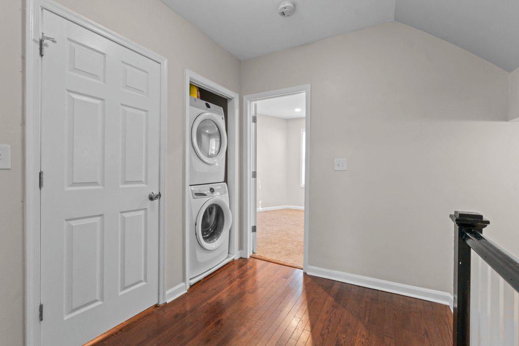 618 Wicklow Road Baltimore, MD 21229 - Photo 17 of 29 2nd floor hallway with laundry.