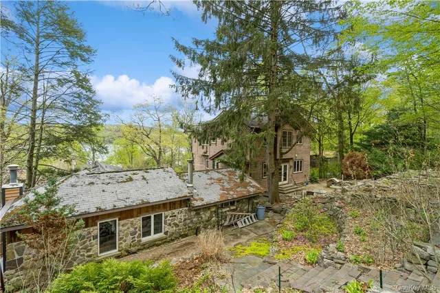 a view of an house with a yard
