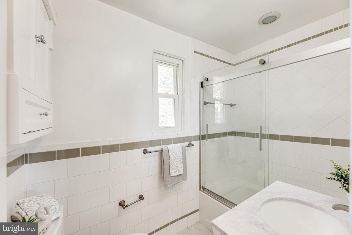 1016 Stirling Road Silver Spring, MD 20901 - Photo 13 of 26 Upper level full bathroom