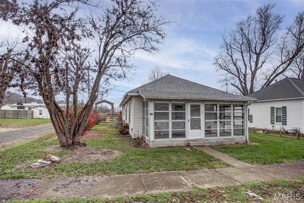 349 Locust Street Eldred, IL 62027 - Photo 4 of 39