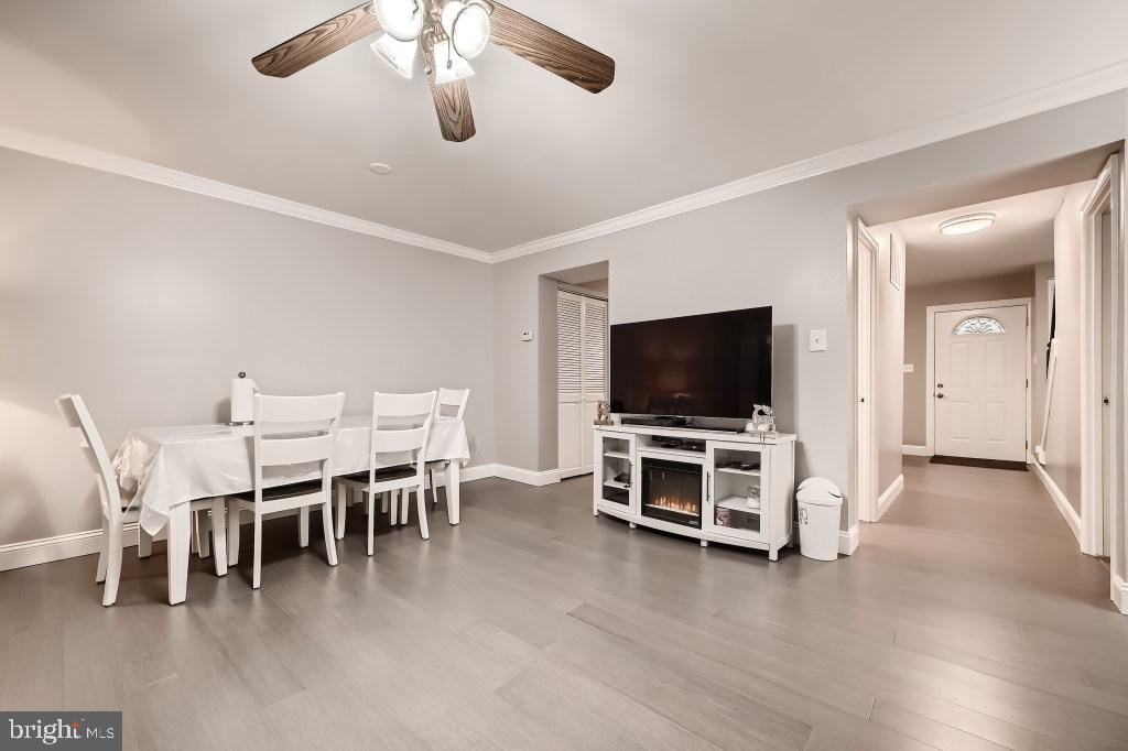 9349 Pan Ridge Road Baltimore, MD 21234 - Photo 9 of 32 Living Room