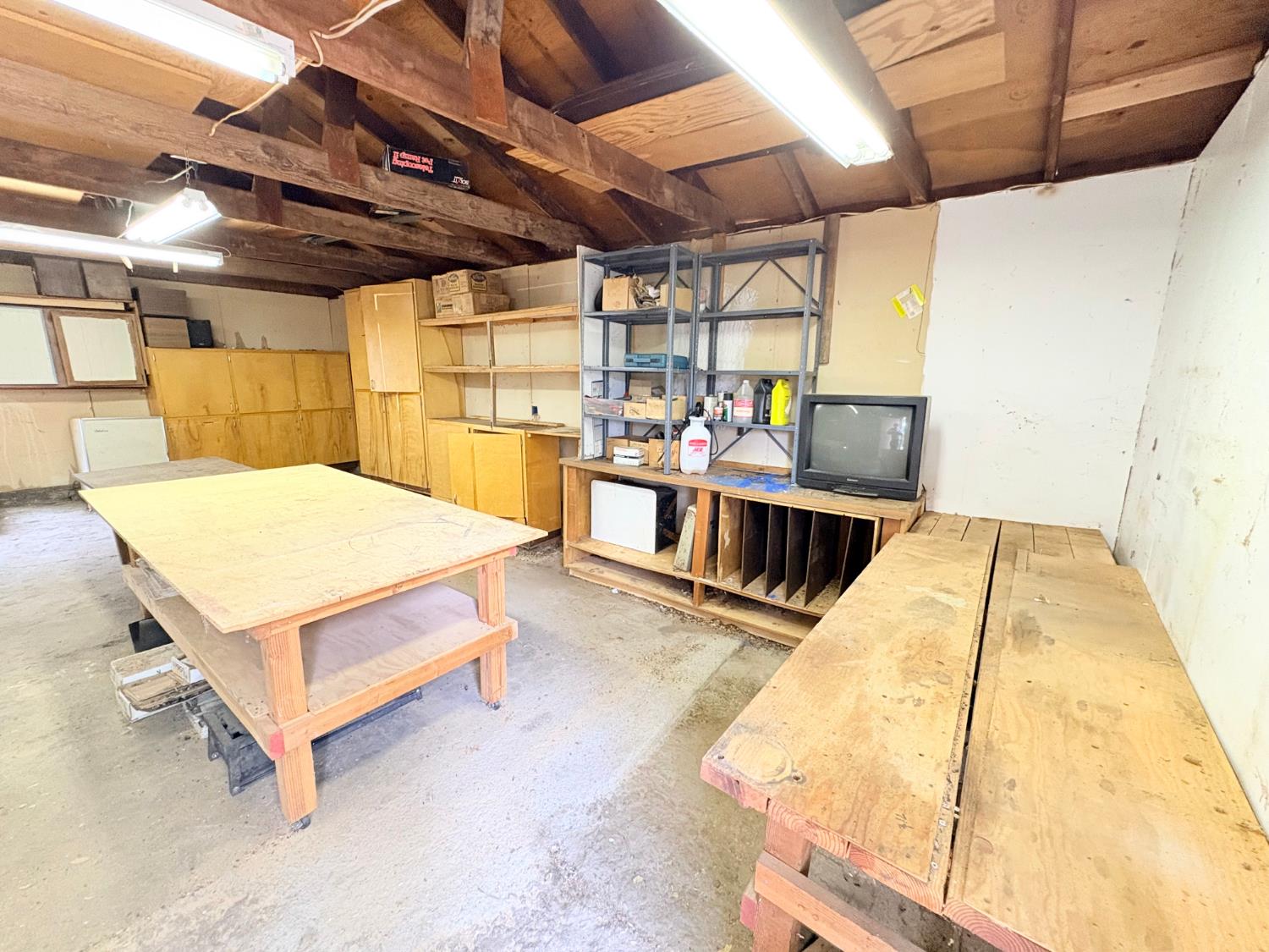 12063 Woodacre Road Grass Valley, CA 95949 - Photo 41 of 73 Fixed and moveable workbenches