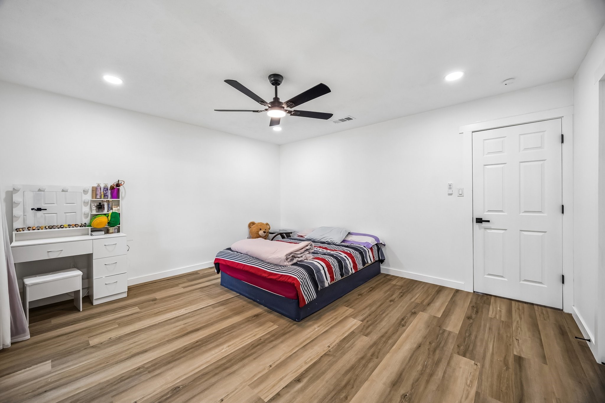 23319 Whispering Willow Drive Spring, TX 77373 - Photo 17 of 31 Primary Bedroom alternate view