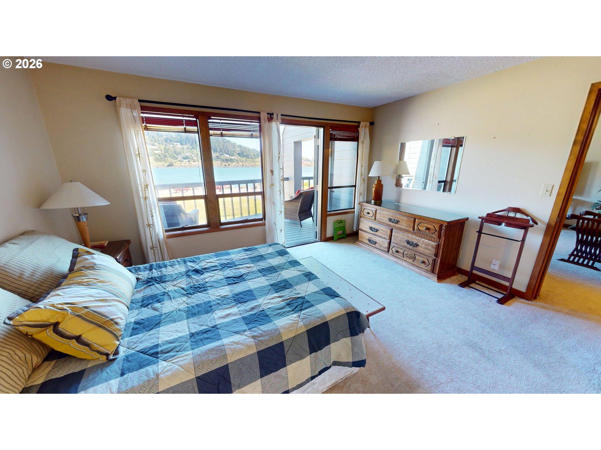 94304 Wedderburn Loop, Unit 414 Gold Beach, OR 97444 - Photo 8 of 19 Owner's Suite Bedroom