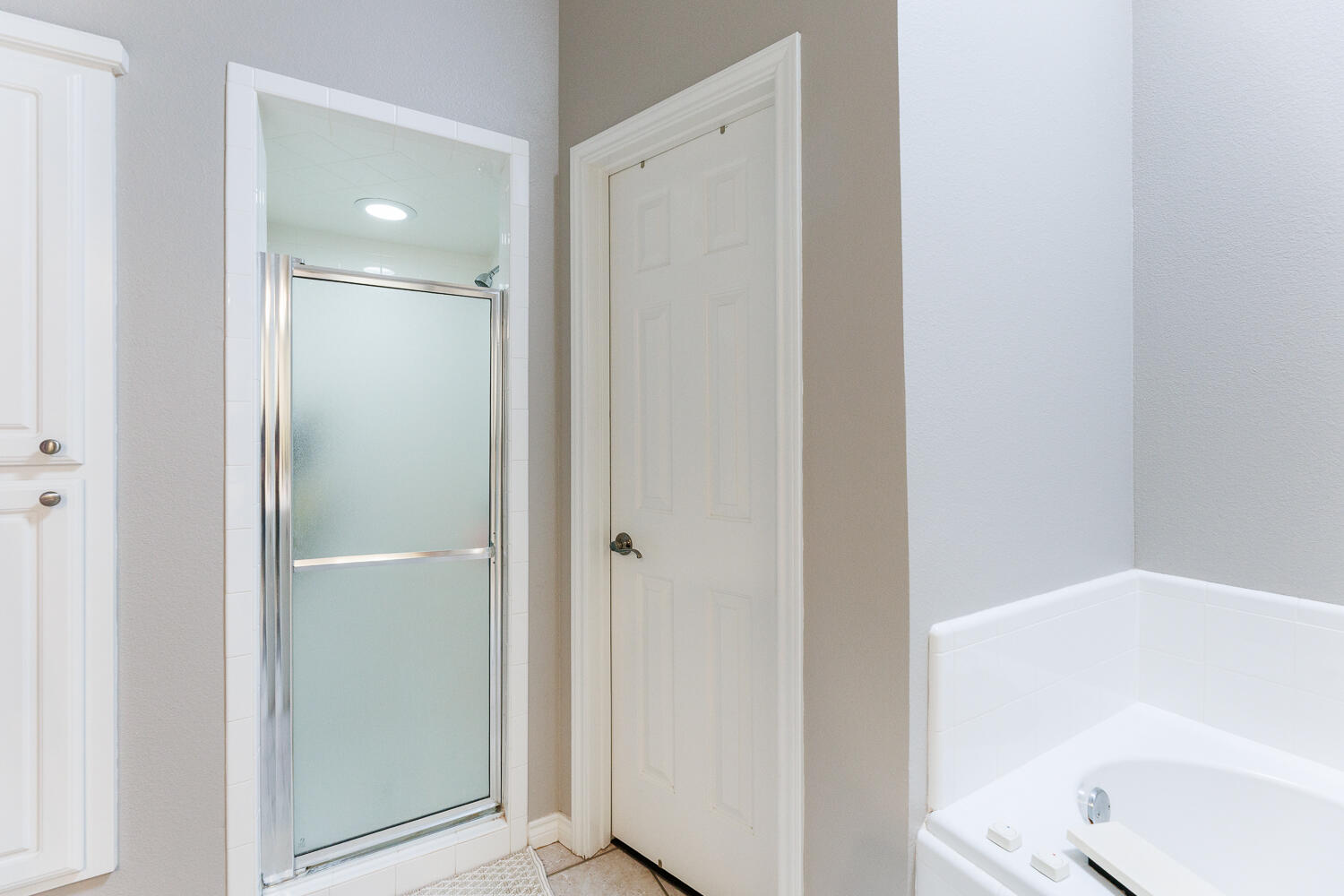 5504 101st Street Lubbock, TX 79424 - Photo 30 of 50 a bathroom with a bathtub
