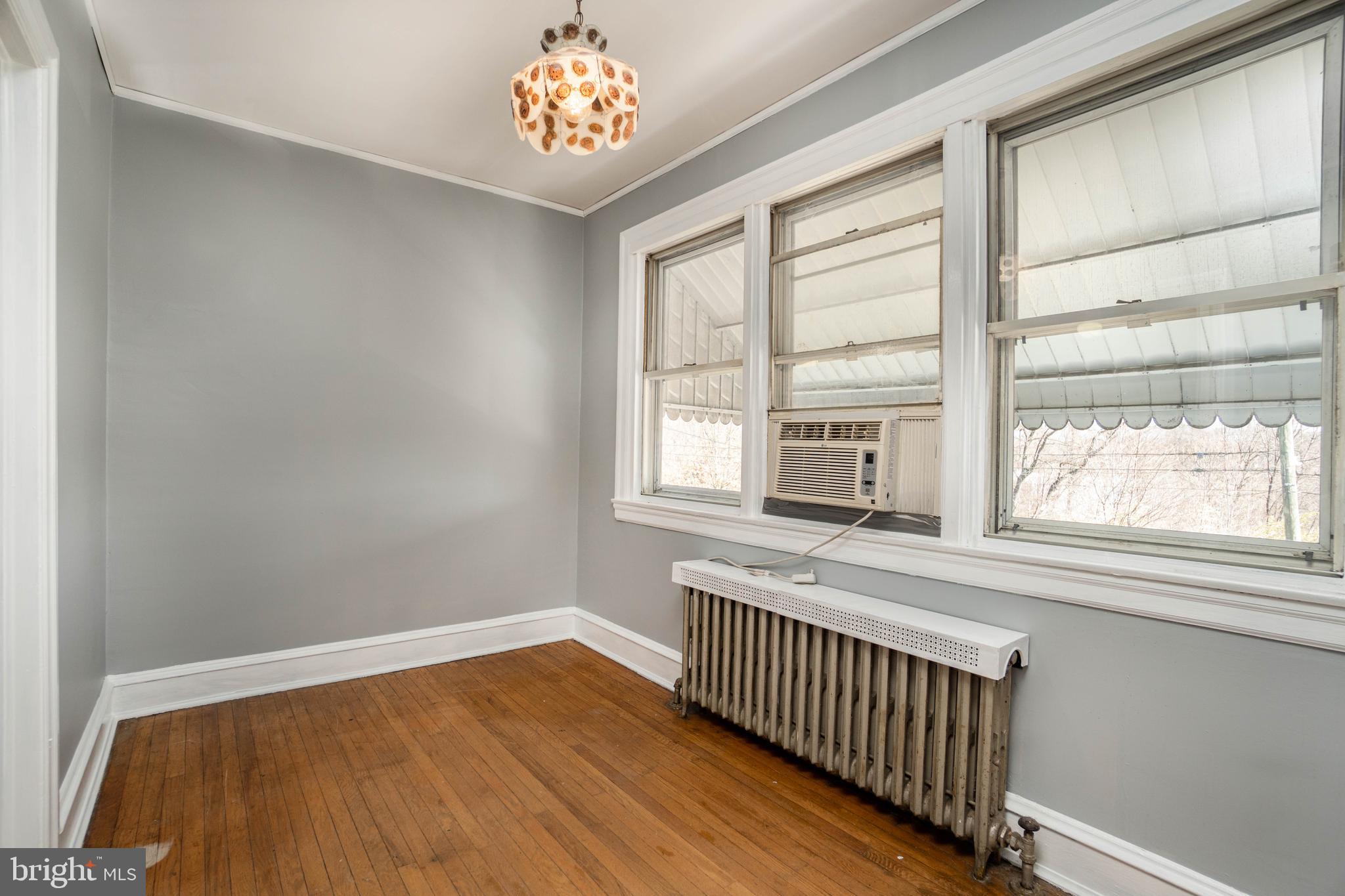152 Glencoe Road Upper Darby, PA 19082 - Photo 24 of 48 Sitting Room