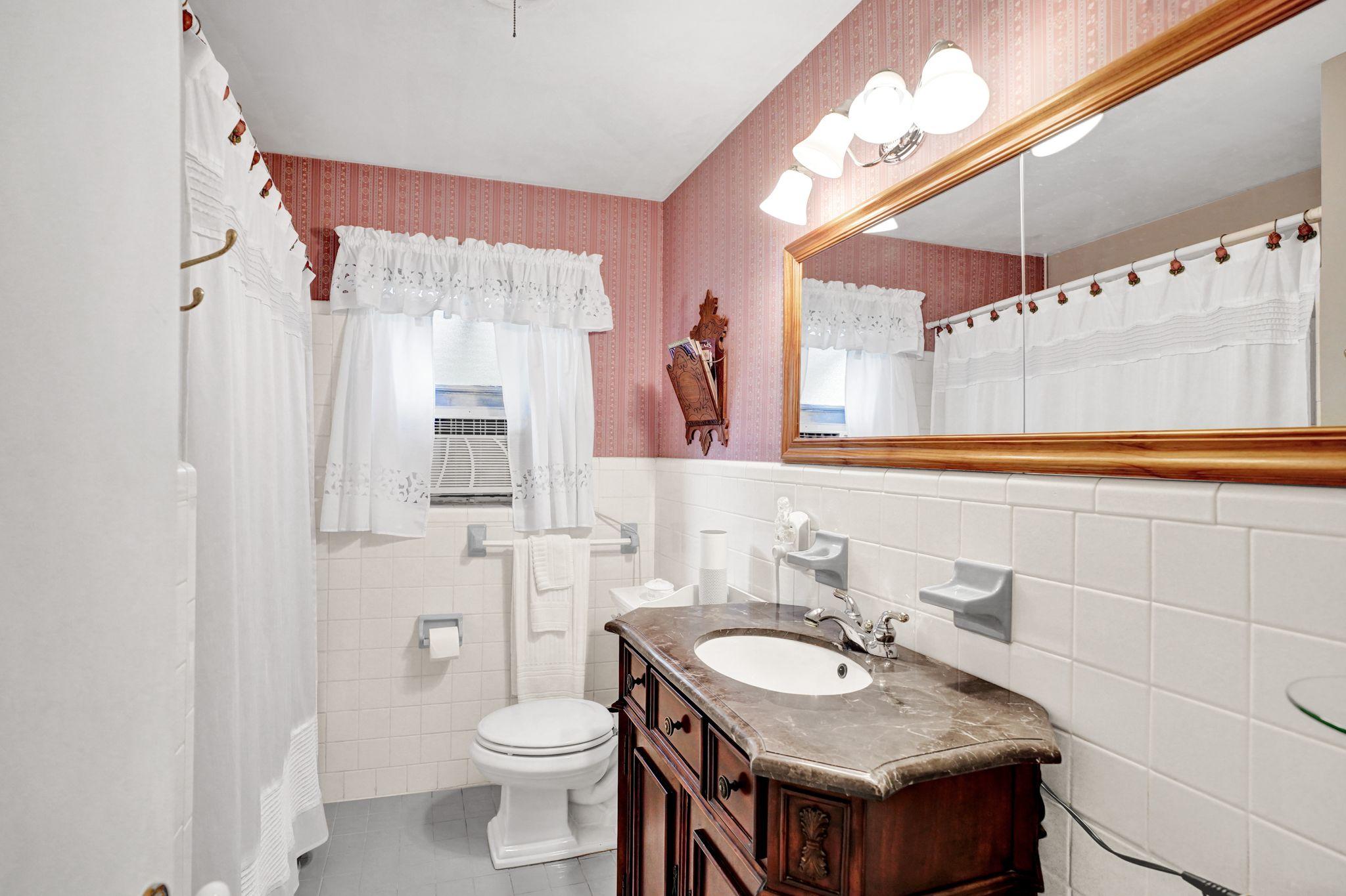 6947 High Ridge Road Lake Worth, FL 33462 - Photo 21 of 45 Guest Bath with Tub/Shower!