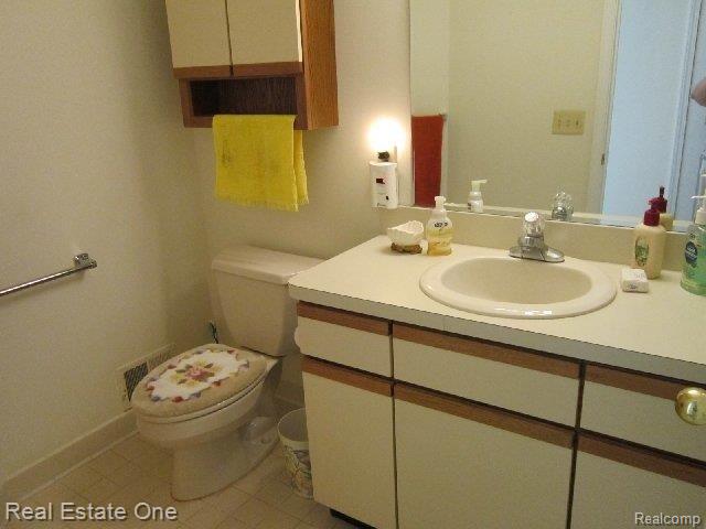 23031 Farmington Road, Unit 37 Farmington, MI 48336 - Photo 17 of 25 full bath.JPG