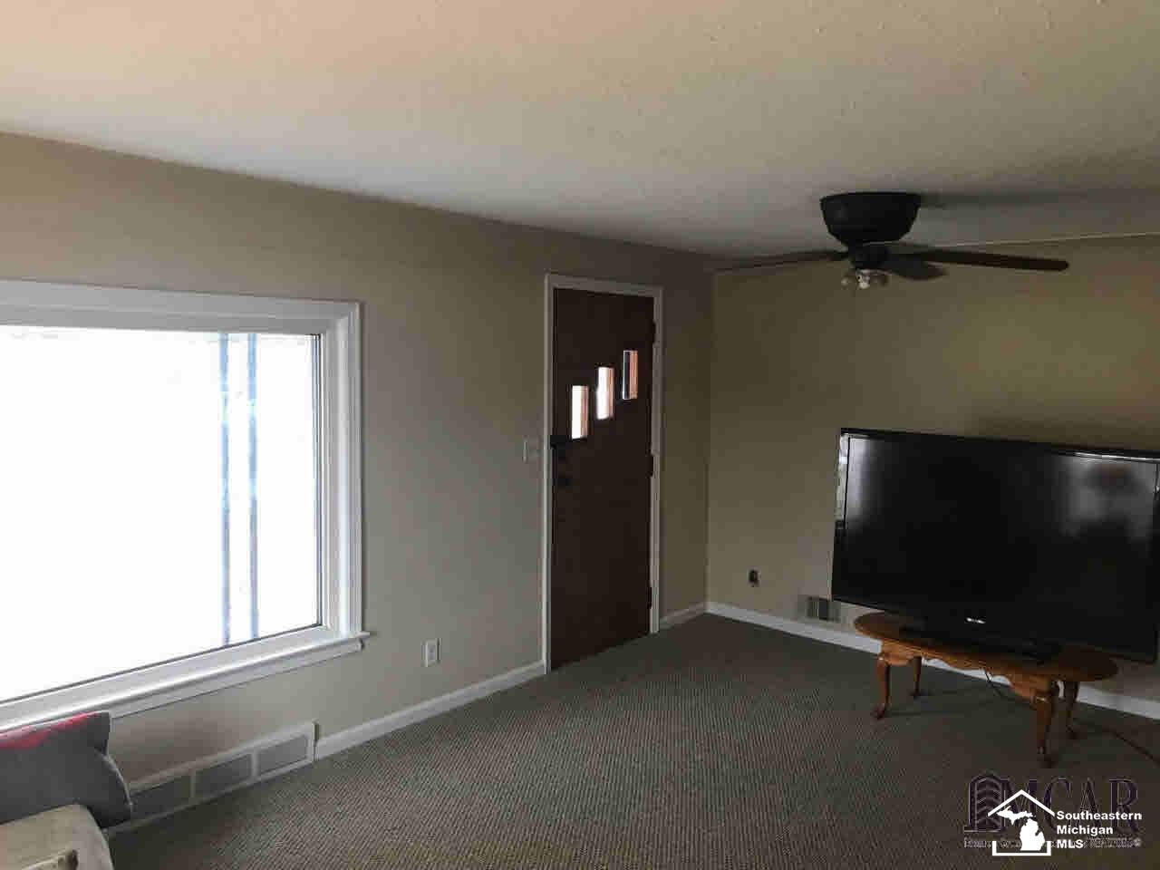 13014 Dixon Road Dundee, MI 48131 - Photo 7 of 20 21414932-6.JPG