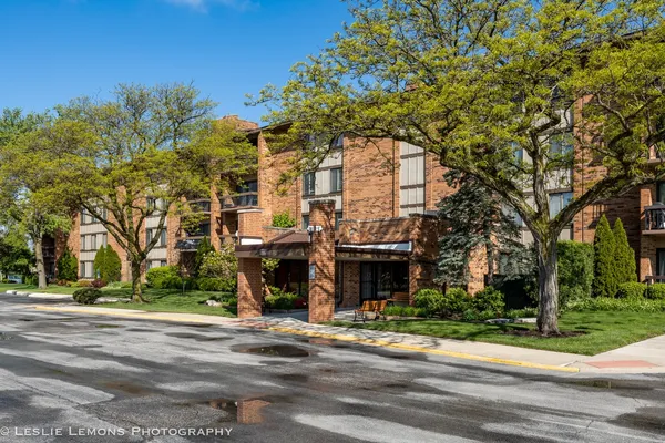 $375,000 | 77 Lake Hinsdale Drive, Unit 402, Willowbrook, IL 60527