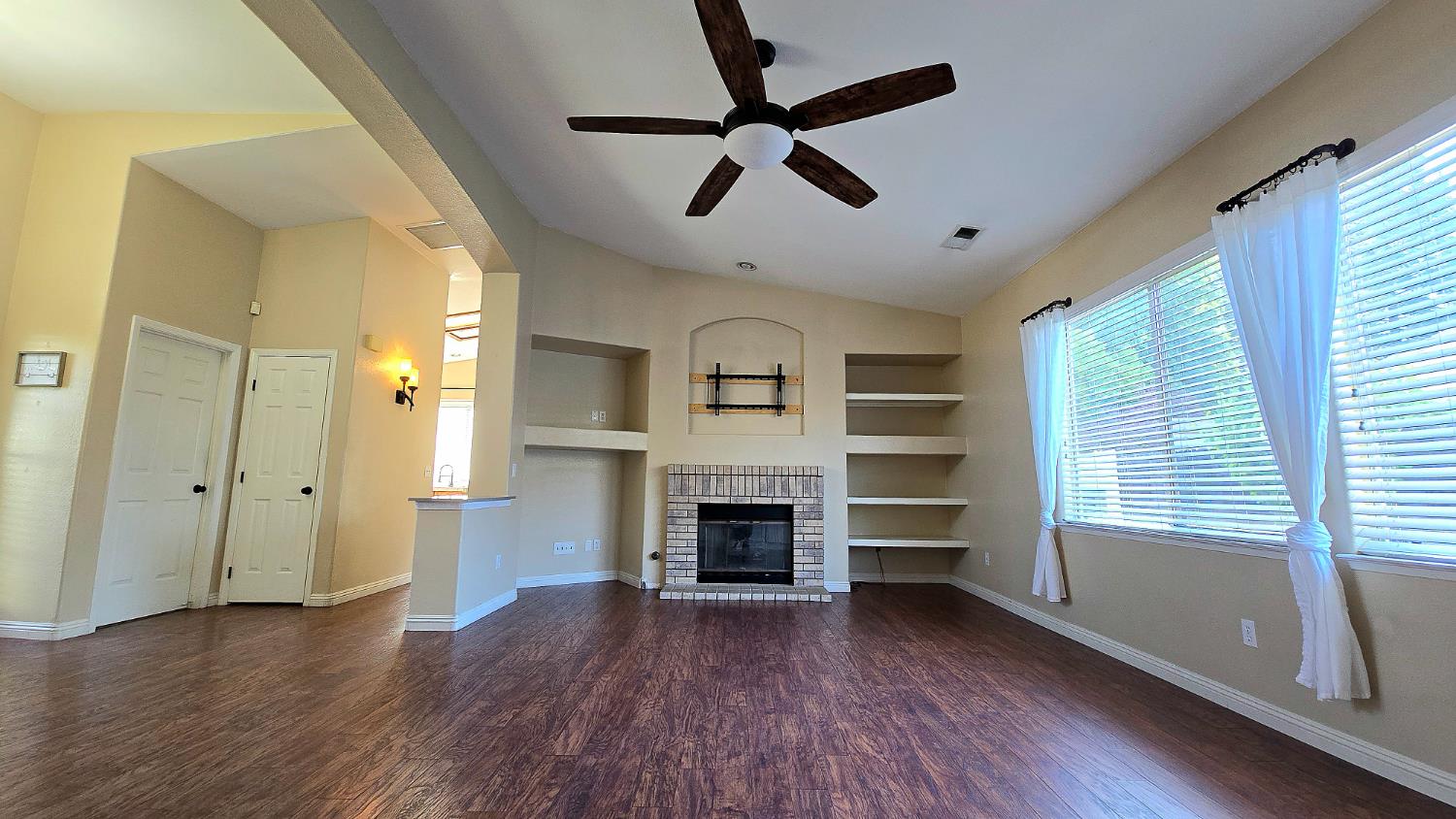 548 East Aspen Court Reedley, CA 93654 - Photo 12 of 52 Gallery Image 12