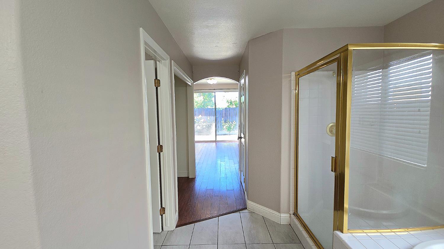 548 East Aspen Court Reedley, CA 93654 - Photo 28 of 52 Master Bath