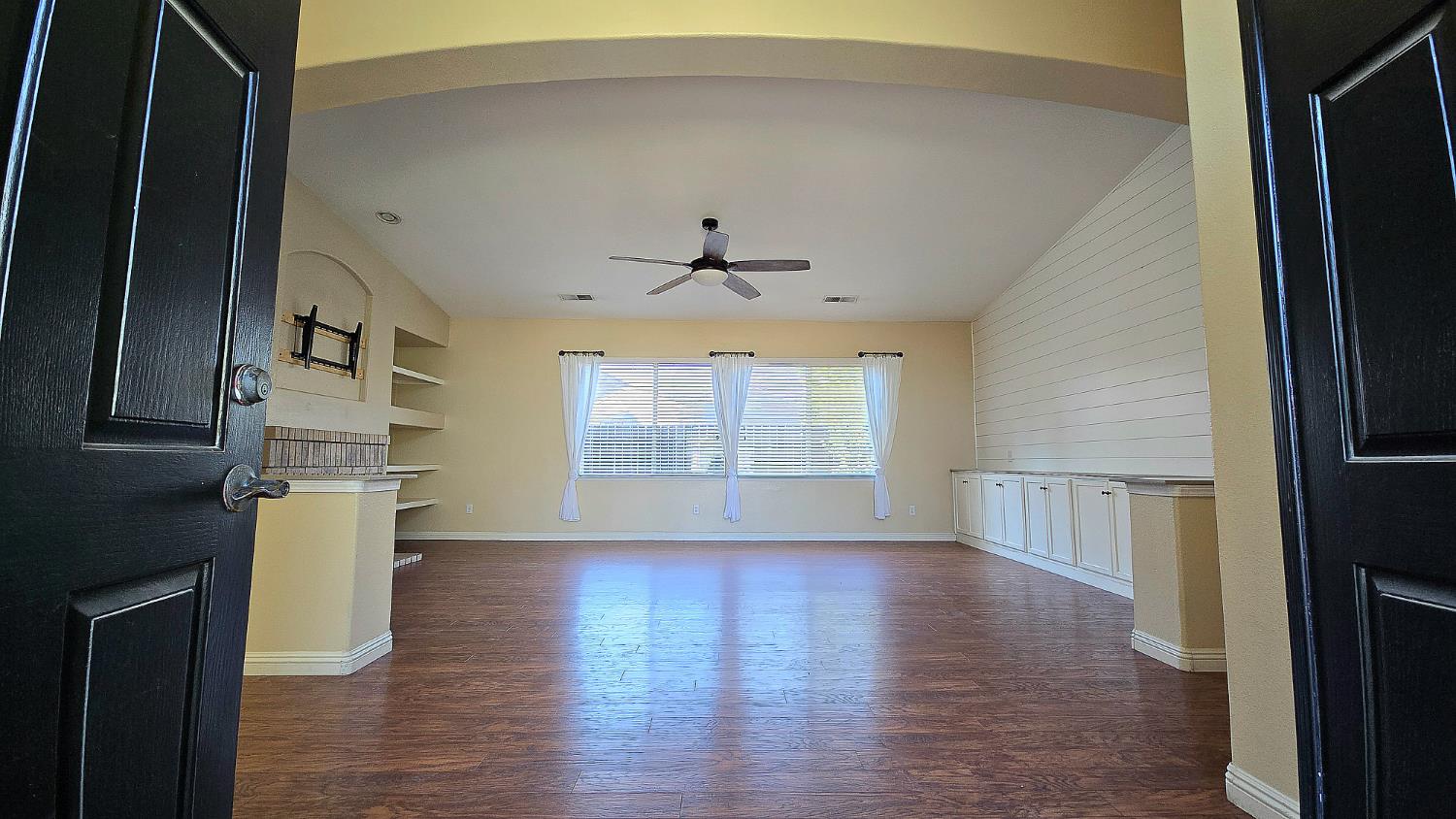 548 East Aspen Court Reedley, CA 93654 - Photo 9 of 52 Gallery Image 9