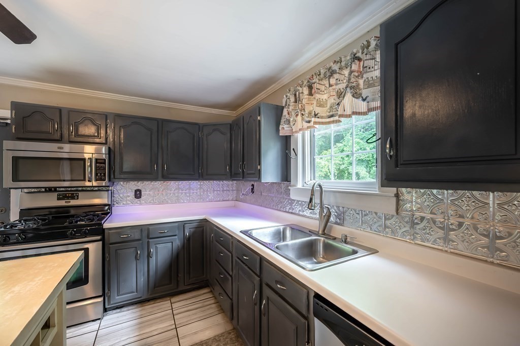 98 Newton Road Plaistow, NH 03865 - Photo 9 of 27 Gallery Image 9