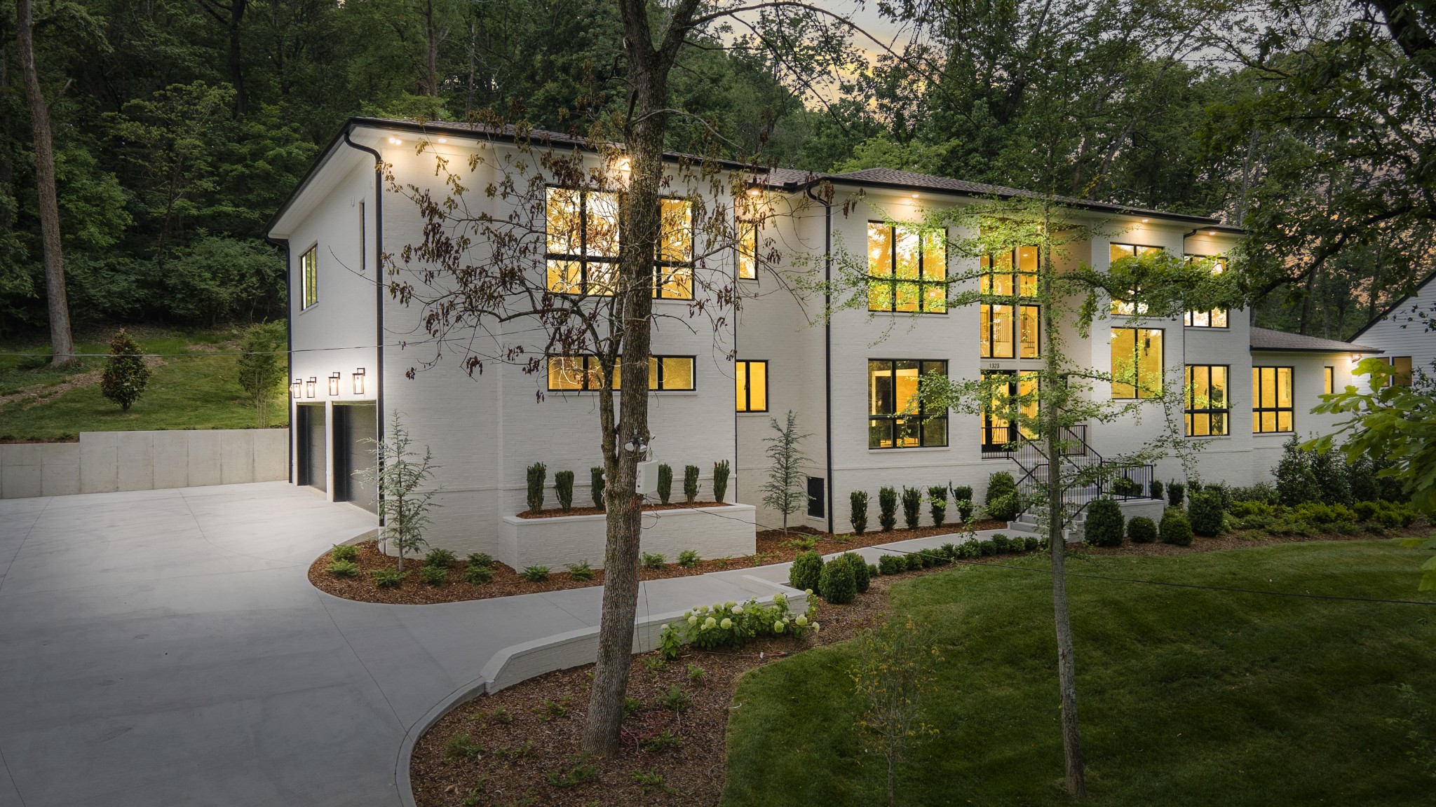 a view of a house with backyard and garden