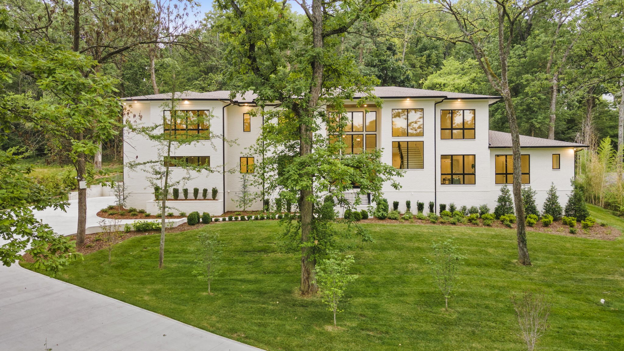 1323 Harding Place Nashville, TN 37215 - Photo 40 of 41 a front view of a building with a garden